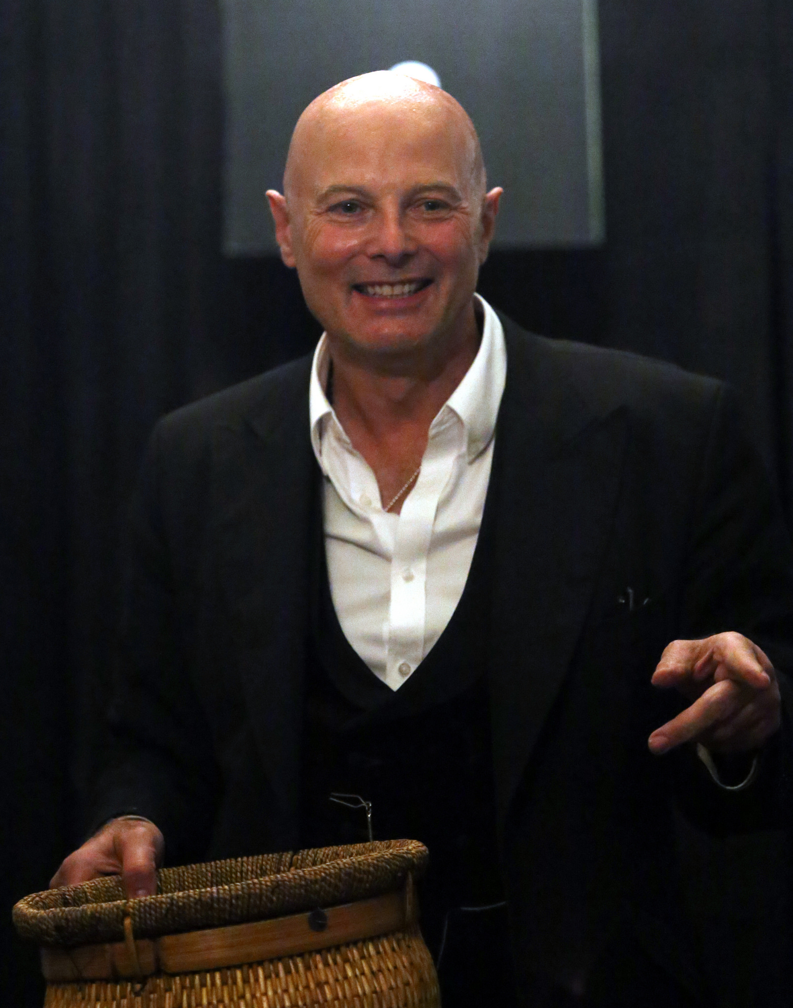 About Roberto, Image of him performing magic