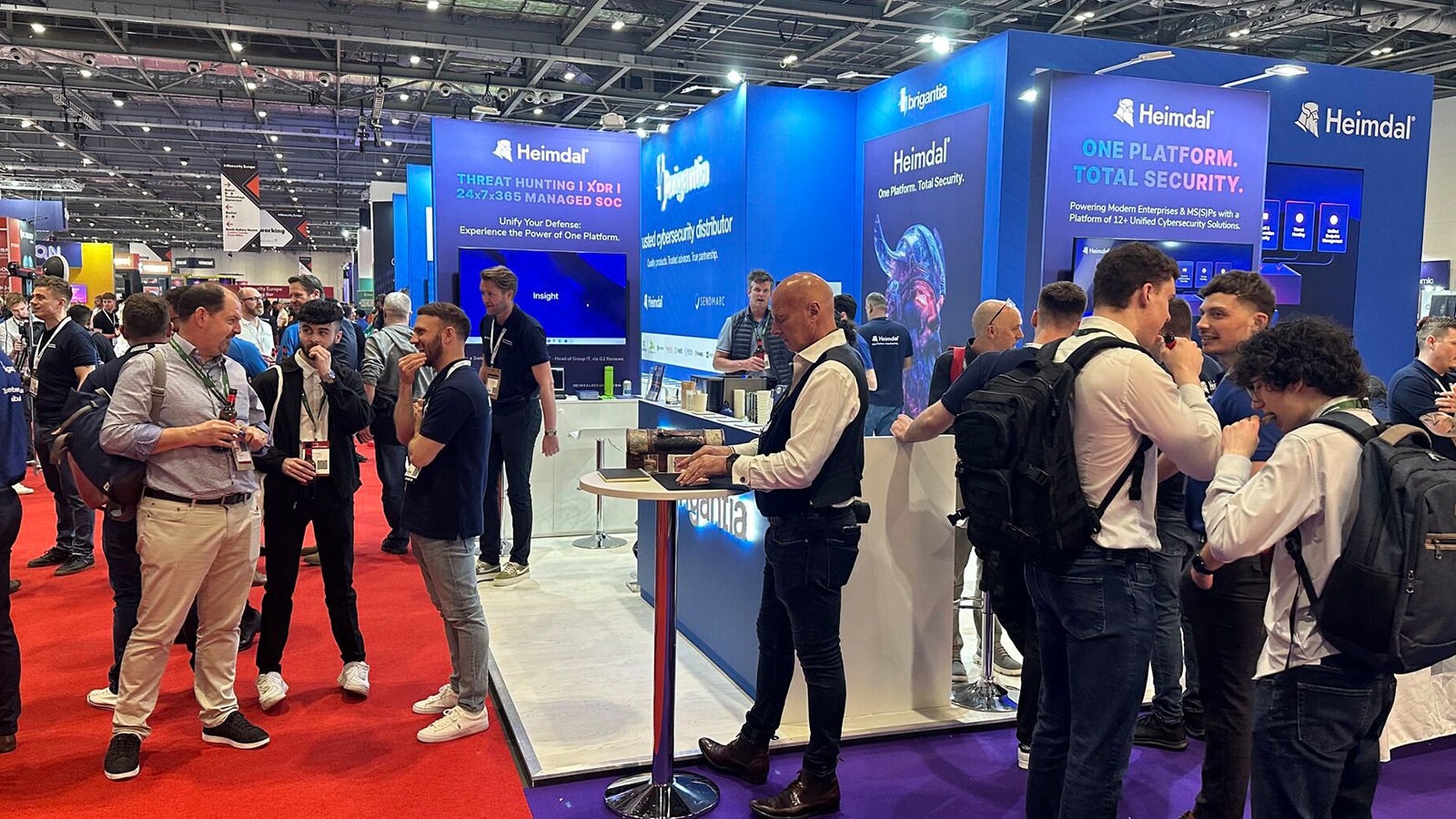 Corporate magician London — Roberto Forzoni at trade show exhibition stand