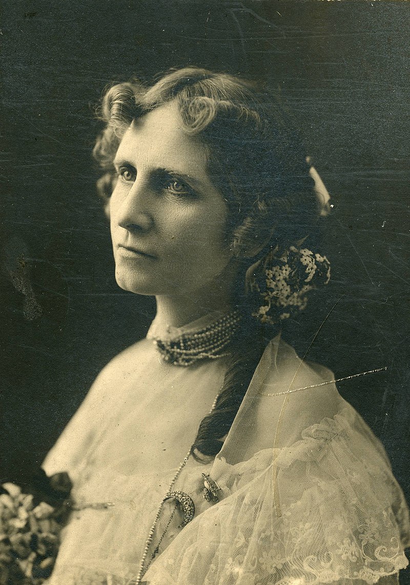 Portrait photograph of Anna Eva Fay, the High Priestess of Mysticism